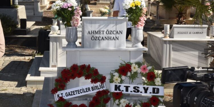 Merhum Gazeteci Özcan Özcanhan, kabri başında anıldı