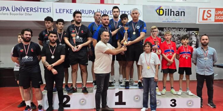 Kadınlarda ARUCAD ANKA, erkeklerde LAÜ şampiyon oldu