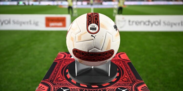 Galatasaray 22 puanla zirvede