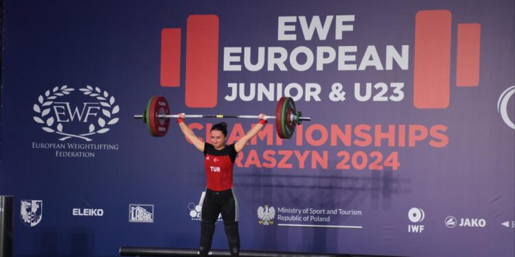 Milli halterci Aysel Özkan’dan koparmada bronz madalya