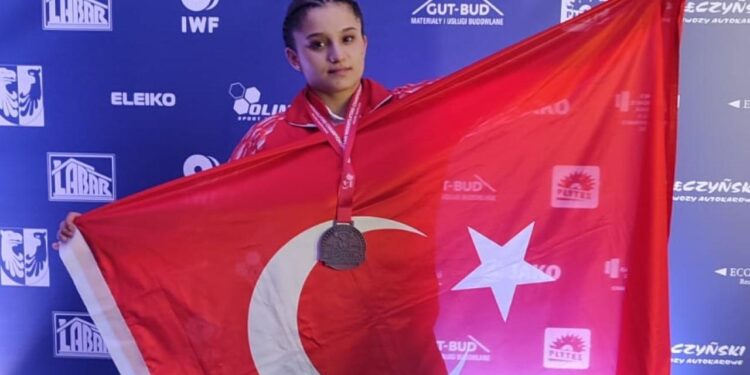Medine Saime Balaban Avrupa Halter Şampiyonası’nda bronz madalya kazandı