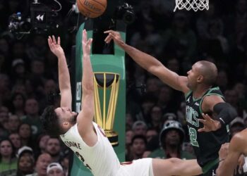 Boston, Cavaliers’e “DUR” dedi