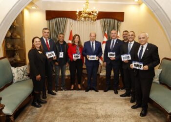 Cumhurbaşkanı Tatar’a Lefkoşa Maratonu’nda kullanacağı numara takdim edildi