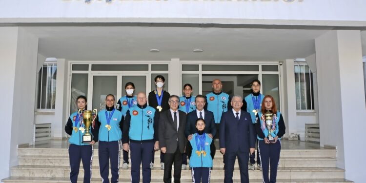 Dışişleri Bakanı Ertuğruloğlu, tekvandocuları kutladı