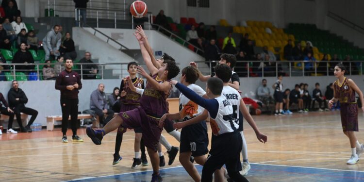 Adaspor ve YDÜ “B” galip
