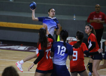 HENTBOLDA BÜYÜK ÇEKİŞME