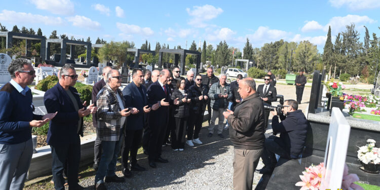 ÖZGÜREN KABRİ BAŞINDA ANILDI