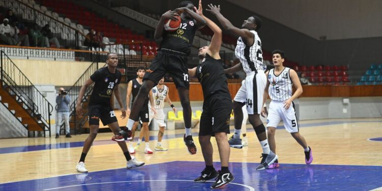 Çekişmeli maç Gençlerin: 55-60