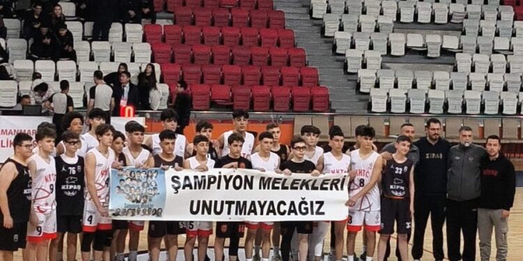 Karma’dan anlamlı pankart