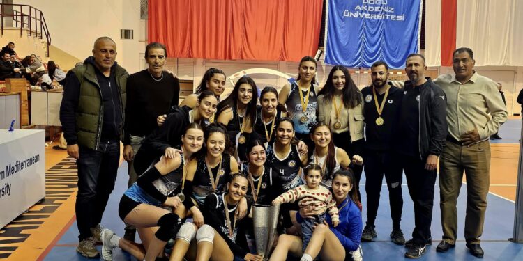 Voleybol Kadınlarda DAÜ şampiyon