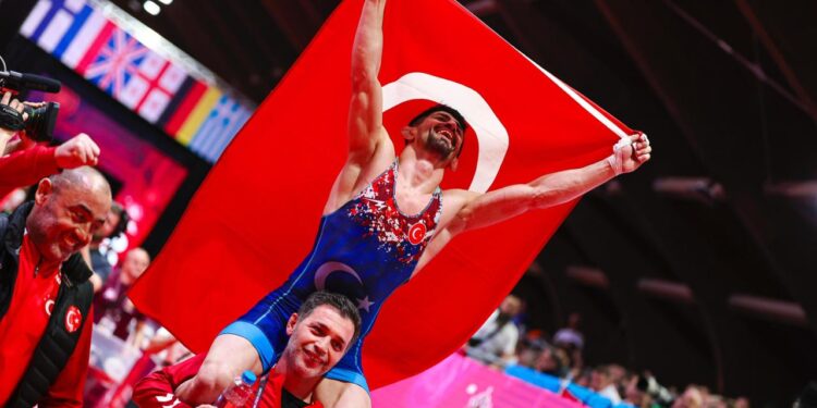 Milli güreşçi Kerem Kamal Avrupa şampiyonu oldu