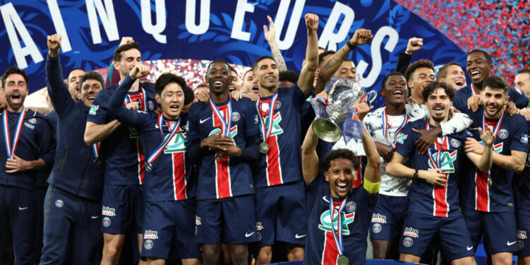 Fransa’da PSG, Alamnya’da Stuttgart