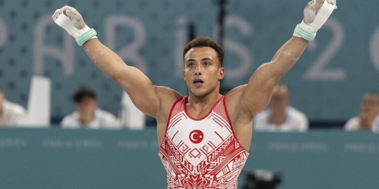 Milli cimnastikçi Adem Asil’den altın madalya