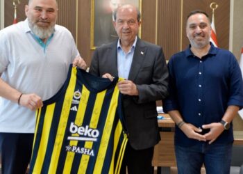 Cumhurbaşkanı Tatar, Fenerbahçe Spor Kulübü Yönetim Kurulu Asbaşkanı,Fenerbahçe Beko Erkek Basketbol Şube Başkanı Komsuoğlu’nu kabul etti