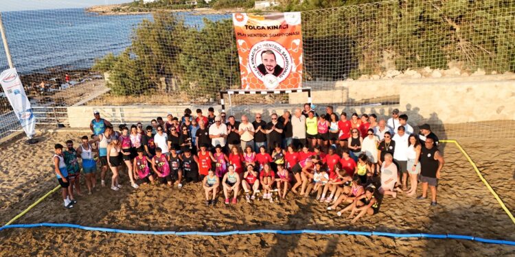 Öztürkler, Tolga Kınacı anısına düzenlenen Plaj Hentbol Turnuvası’nın ödül törenine katıldı