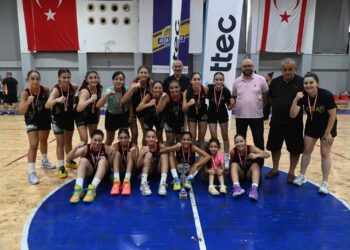 U 14 kızlarda Levent şampiyon