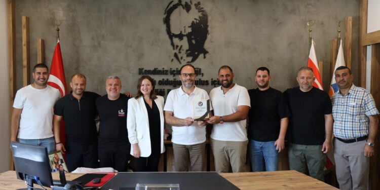 Larnaka Gençler Birliği Spor Kulübü’nden İskele Belediye Başkanı Sadıkoğlu’na ziyaret