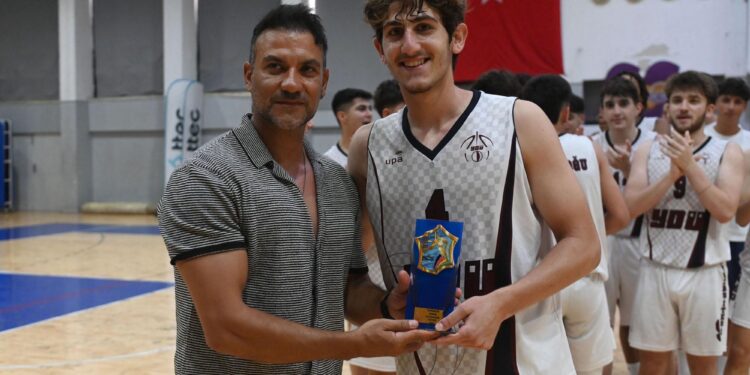 Erkekler Ligi’nde şampiyonluk kupası,Yakın Doğu Üniversitesi’nin