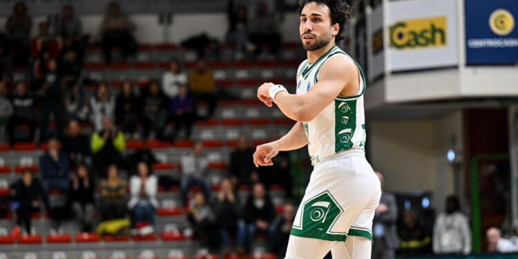 Erten Gazi yeniden Türkiye’de. Milli oyuncu, ligin yeni takımı Esenler Erokspor ile anlaştı