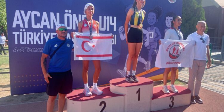 Aycan Önel U14 Türkiye Şampiyonası’nda Kumsal Arsal, 200 metre branşında Türkiye ikincisi oldu