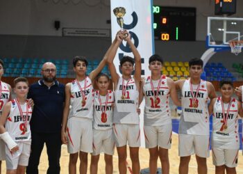TTEC U 14 Erkekler Ligi. Rakibi sahaya çıkmayınca Levent, kupayı müzesine götürdü