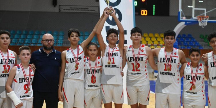 TTEC U 14 Erkekler Ligi. Rakibi sahaya çıkmayınca Levent, kupayı müzesine götürdü