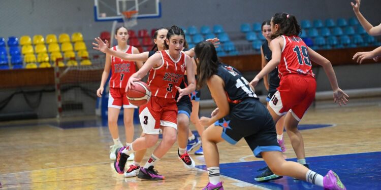 U 18 Kadinlarda Akdenz fialde