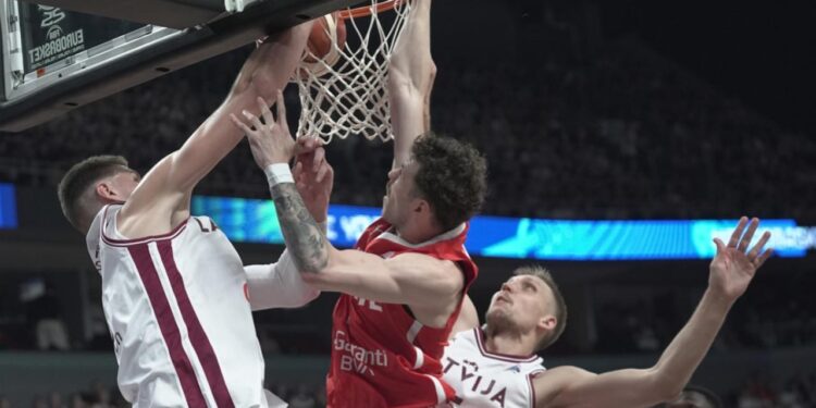 12 Dev Adam, Avrupa Basketbol Şampiyonası’na galibiyetle başladı