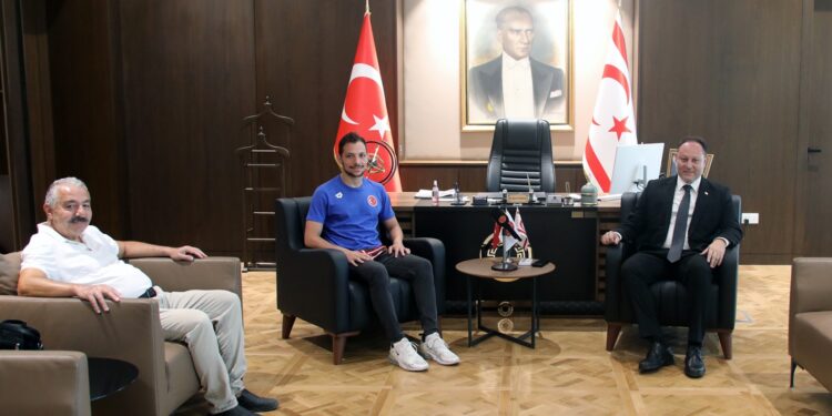 Öztürkler, milli yüzücü Doğukan Ulaç’ı tebrik etti