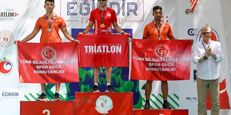 Triatletler, Eğirdir’de kürsüye çıktı