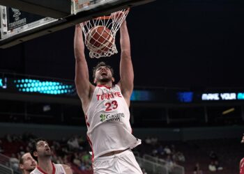 12 Dev Adam 3’te 3 yaptı