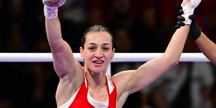 Milli boksör Buse Naz Çakıroğlu dünya ikincisi oldu