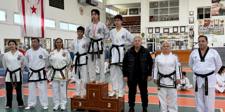 RAİF DENKTAŞ ANISINA YARIŞTILAR