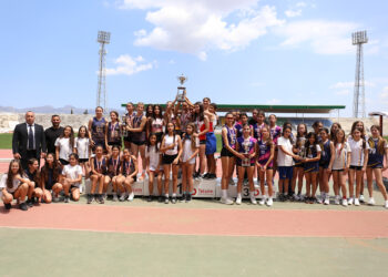 ŞEHİT TURGUT ORTAOKULU’NDAN ÇİFTE ŞAMPİYONLUK