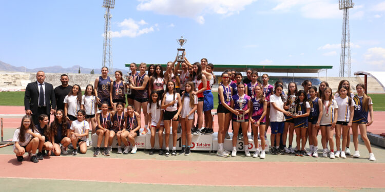 ŞEHİT TURGUT ORTAOKULU’NDAN ÇİFTE ŞAMPİYONLUK