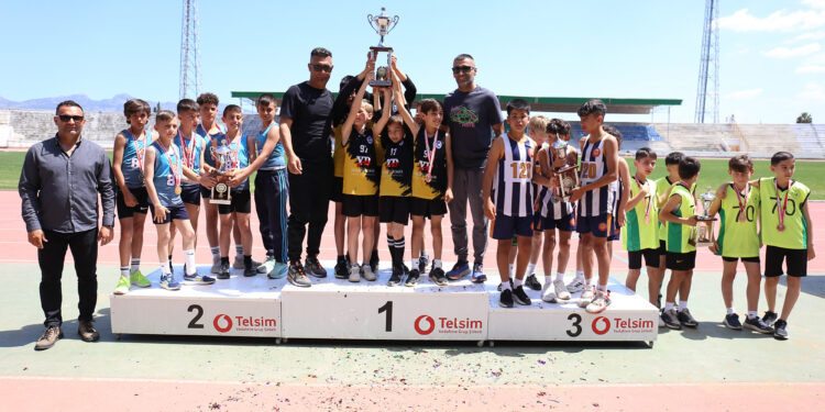 ŞHT. HÜSEYİN AKİL İLKOKULU ÇİFTE ŞAMPİYON