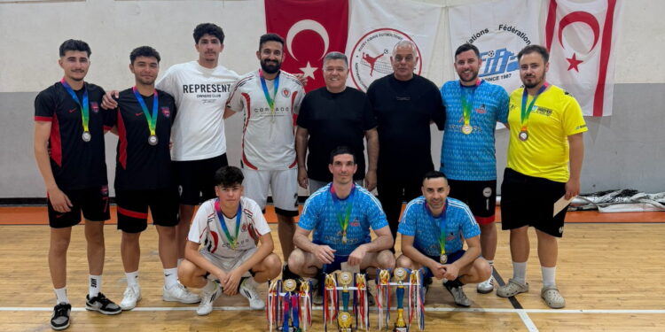 FUTBOLTENİSİNDE GENÇLİK KUPASI YAPILDI