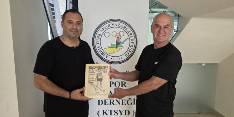 KARAOKÇU SON KİTABINI KTSYD’NE HEDİYE ETTİ