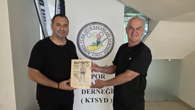 KARAOKÇU SON KİTABINI KTSYD’NE HEDİYE ETTİ