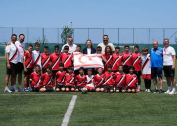 BİZİM ÇOCUKLAR FUTBOLLARIYLA BÜYÜLÜYORLAR